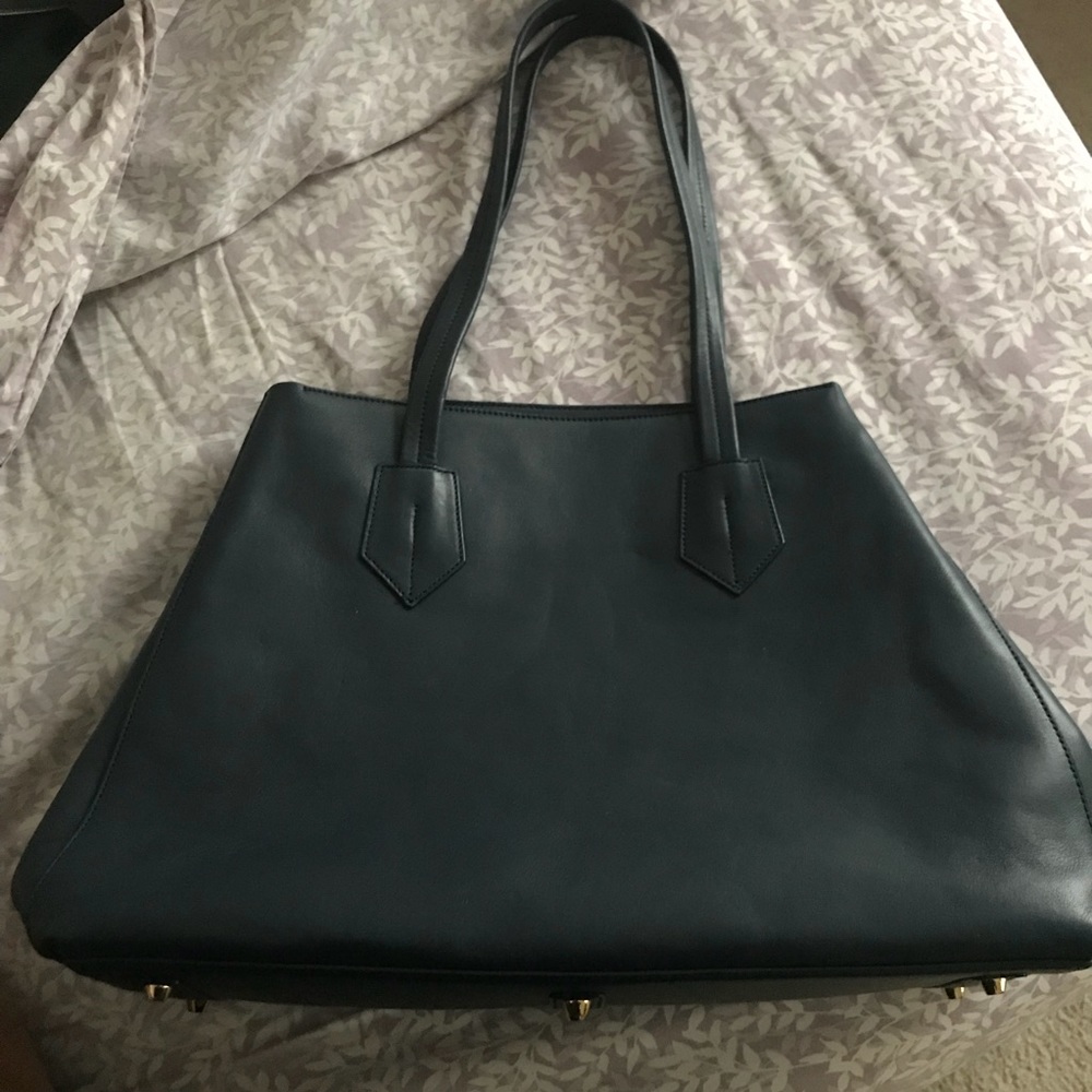Classic Black Women's Tote Bag - Sleek Everyday Carry